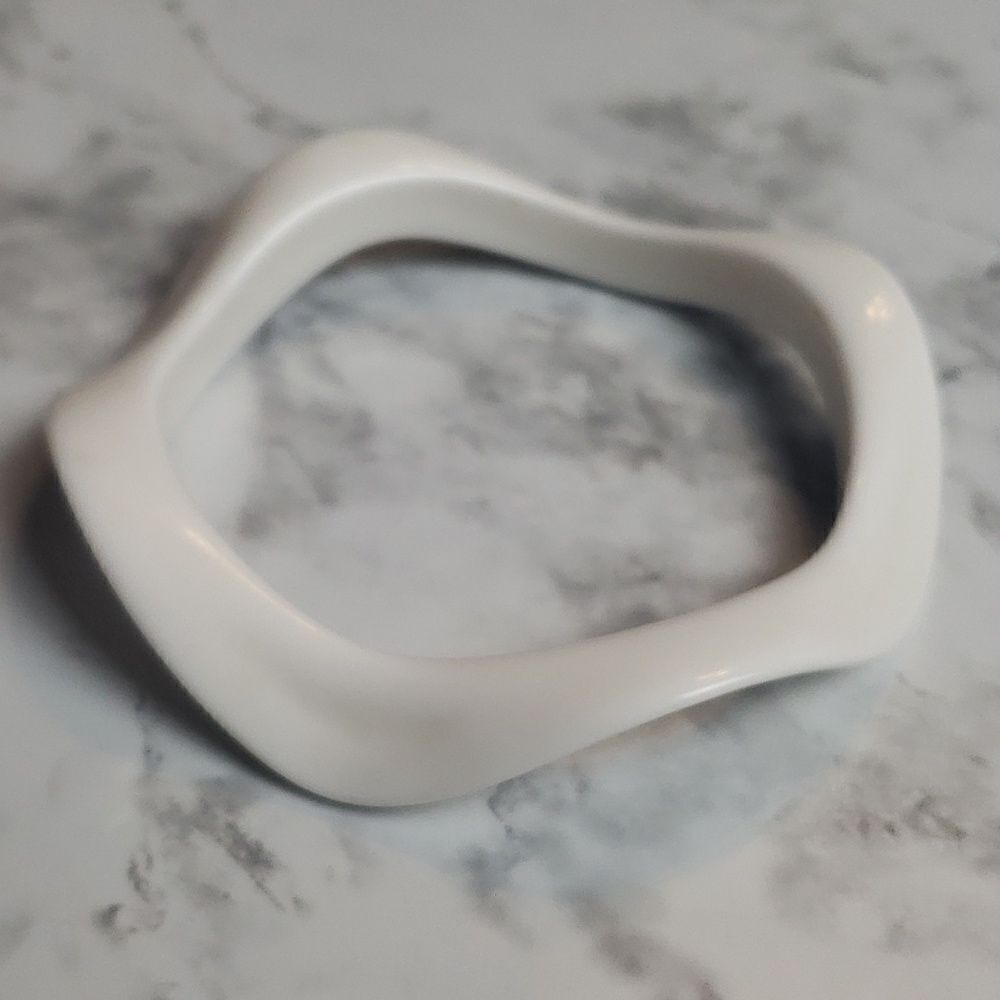 White Lucite Wavy Vintage Bangle Bracelet‎